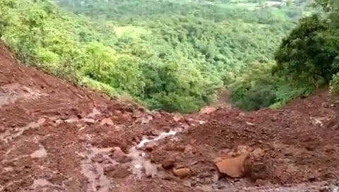 भुईबावडा परिसरात मोठ्या प्रमाणात भुस्खलन