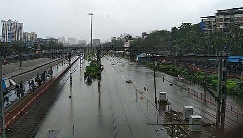 लोकल वाहतूक कोलमडली, विक्रोळी- कांजूरमार्गावर भरले पाणी