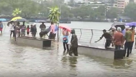 मासुंदा तलाव ओव्हर फ्लो; ठाणेकरांनी लुटला मासेमारीचा आनंद