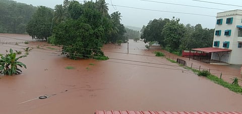 रत्नागिरी पाऊस : जिल्ह्याला पाण्याचा वेढा, ठिकठिकाणी वाहतूक ठप्प