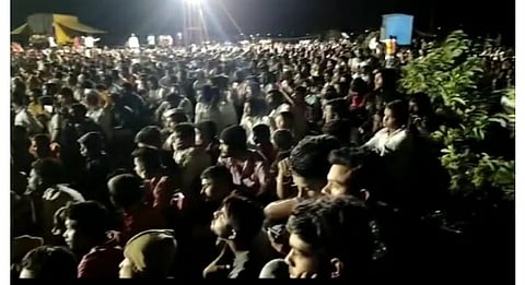 लोणंद येथे कीर्तनाचा कार्यक्रमात जमलेली गर्दी.