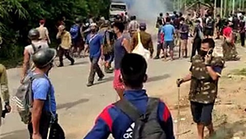 मिझोराम-आसाम सीमेवर दोन्ही राज्यांमधील पोलिस कर्मचार्यांमध्ये हिंसाचार झाला.