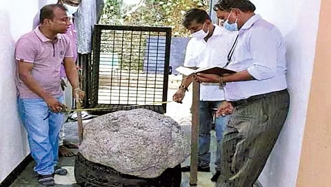 विहीर खोदत असताना सापडला अब्जावधीचा नीलम