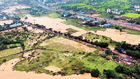 पाऊस कमी झाला किंवा थांबला तरी पूर ओसरत का नाही?