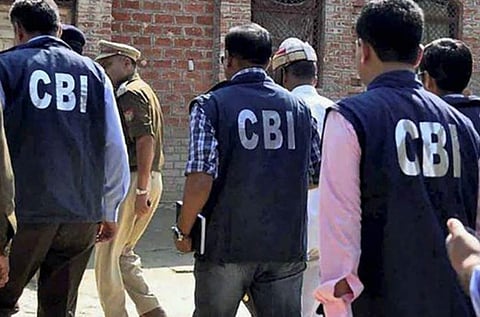 सीबीआयने काश्मिरात ४० ठिकाणी धाडी टाकत बनावट बंदुक परवाने वाटपाचा पर्दाफाश केला आहे.