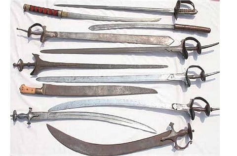 क्राईम : साताऱ्यात ११ तलवारीसह हत्यारे जप्त, एटीसीची कारवाई