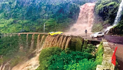 अंबेनळी घाटात डोंगरावर पाण्याचे लोटच्या लोट धबधब्यासारखे कोसळत असून, ठिकठिकाणी रस्ता व मोर्या वाहून गेल्या आहेत. (छाया : प्रेषित गांधी)