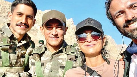 लाल सिंह चड्ढा या चित्रपटाच्या सेटवर आमिर खान सोबत किरण राव, चैतन्न अक्किनेनी