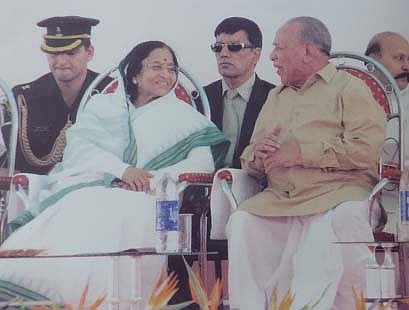 क्रांतिवीर नागनाथ अण्णा नायकवडी याच्यासोबत तत्कालीन राष्ट्रपती प्रतिभाताई पाटील