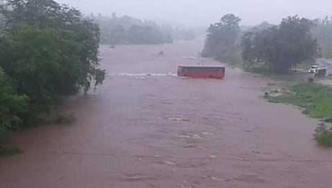 महाड तालुक्यातील बस चालकाच्या धाडसामुळे नागरीकांनी संताप व्यक्त केला.