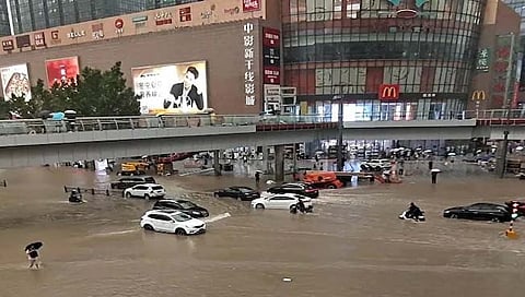 मुसळधार पावसाने हेनान प्रांतातील शहरातील रस्त्याला नदीचे रुप प्राप्त झाले.