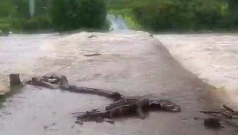 चतुरबेट गावाला जोडणारा मुख्य पुल पाण्याखाली गेला आहे.