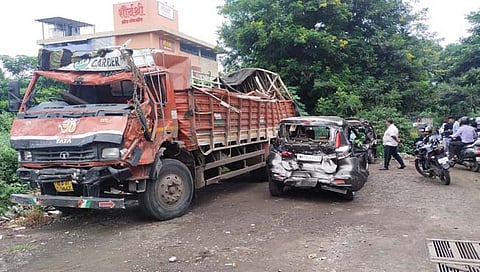 मुंबई बंगळूर महामार्गावर अपघात