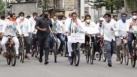 माजी मुख्यमंत्री पृथ्वीराज चव्हाणांनी इंधन दरवाढी विराेधात सायलक रॅली काढली.