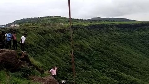 कास पठारावर फिरायला गेलेला युवक दरीत पडल्याने खळबळ माजली.