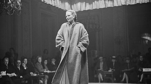 महिलांच्या ड्रेसला खिसा का नसतो?