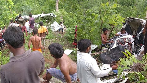 जळगावमध्ये हेलिकॉप्टर कोसळले