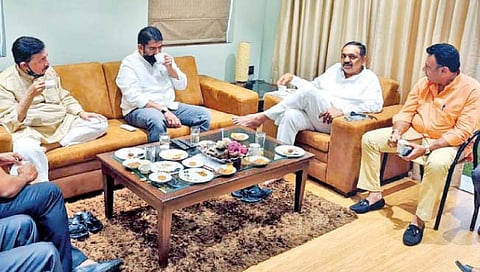 सातारा जिल्हा मध्यवर्ती बँकेत अनौपचारिक चर्चा करताना ना. जयंत पाटील, ना. रामराजे ना. निंबाळकर, आ. शिवेंद्रराजे भोसले, सुनील माने व इतर.