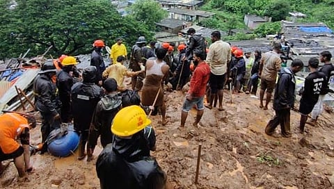 कळवा येथे दरड कोसळून एकाच कुटुंबातील ५ जण ठार