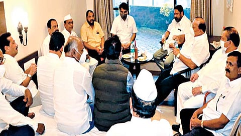 कोल्हापूर : जिल्हा परिषद अध्यक्ष, उपाध्यक्ष निवडीच्या पार्श्वभूमीवर महाविकास आघाडीच्या नेत्यांची पन्हाळा येथे बैठक झाली. बैठकीस पालकमंत्री सतेज पाटील, ग्रामविकास मंत्री हसन मुश्रीफ, खा. संजय मंडलिक, आ. पी. एन. पाटील, प्रकाश आबिटकर, माजी खा. राजू शेट्टी, माजी आ. उल्हास पाटील, डॉ. जालंदर पाटील आदी उपस्थित होते.