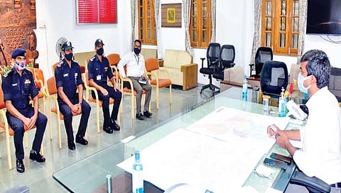 जिल्ह्यातील पूरस्थितीची माहिती जिल्हाधिकारी राहुल रेखावार यांच्याकडून घेताना ‘एनडीआरएफ’ पथकातील प्रमुख निरीक्षक ब्रिजेशकुमार रैकवार, निरीक्षक बलबीरलाल वर्मा, उपनिरीक्षक अजयकुमार यादव.