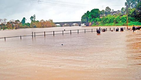 कोल्हापूर : संततधार पावसाने बुधवारी पंचगंगेचे पाणी यंदा दुसर्यांदा पात्राबाहेर आले. (छाया : पप्पू अत्तार)
