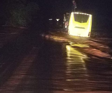 भुदरगड : पांगिरे ओढ्यावरून खासगी बस वाहून गेली, ११ प्रवाशी बचावले