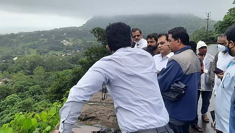 पन्हाळा : मुख्य अभियंता एस एस साळोखे यांनी तुटलेल्या रस्त्याची पाहणी केली.