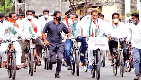 कराड ः माजी मुख्यमंत्री आ. पृथ्वीराज चव्हाण यांच्यासह कार्यकर्त्यांनी इंधन दरवाढीविरुद्ध सायकल रॅली काढली.