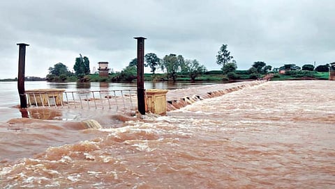 कसबा बावडा : सोमवारी दुपारी दोनच्या सुमारास राजाराम बंधारा पंचगंगेच्या पाण्याखाली गेला. (छाया : पवन मोहिते)
