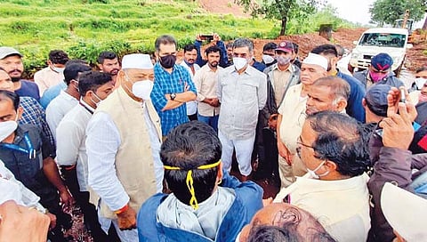 कोयना ः नुकसानग्रस्त भागाची पाहणी करून माहिती घेताना गृहराज्यमंत्री शंभूराज देसाई, खासदार श्रीनिवास पाटील, जिल्हाधिकारी शेखरसिंह यांच्यासह अन्य. ( छाया ः अनिल राणे, कोयनानगर )