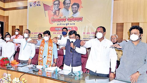 कोल्हापूर : शिवसेनेच्या शहर शिवसंपर्क अभियानाच्या उद्घाटनप्रसंगी शिवसैनिकांना शपथ देताना राज्य नियोजन मंडळाचे कार्यकारी अध्यक्ष राजेश क्षीरसागर. शेजारी उच्च शिक्षणमंत्री उदय सामंत, अरुण दुधवडकर, सत्यजित पाटील, डॉ. सुजित मिणचेकर, विजय देवणे आदी. (छाया : पप्पू अत्तार)