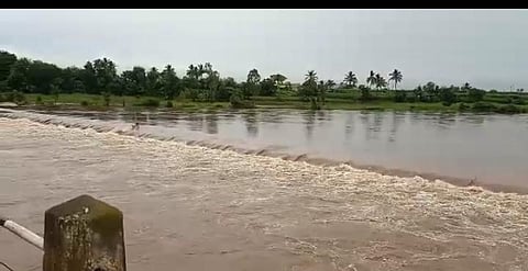 कृष्णा नदीवरील बंधारे पाण्याखाली गेले आहेत.