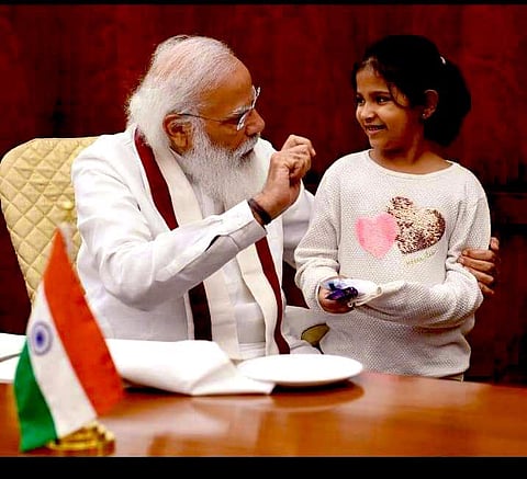 पंतप्रधान नरेंद्र मोदी यांची खासदार सुजय विखे पाटील यांची मुलगी अनिषाने भेट घेतली.