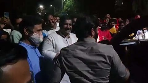 मनसे युवानेते अमित ठाकरेंनी गाडीतून उतरून भाजप आमदार राहुल ढिकलेंशी साधला संवाद