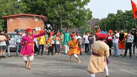 आग्रा येथे शिवकालीन युद्धकलेचा कोल्हापुरी मर्दानी खेळाचा थरार