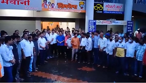 कणकवली शिवसेना कार्यालयाजवळ मोठ्या संख्येने शिवसैनिक एकवटले होते.