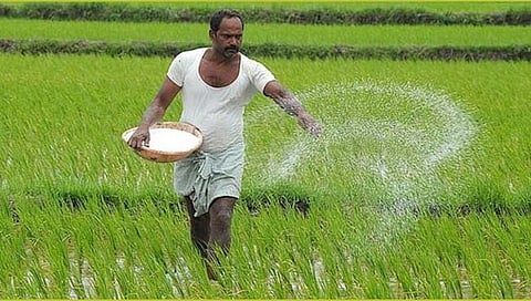 चढ्या दराने केली जात होती खत विक्री ; अधिकार्यांनी केली ग्राहक बनून शहानिशा, विक्रेत्यांचे परवाने निलंबित