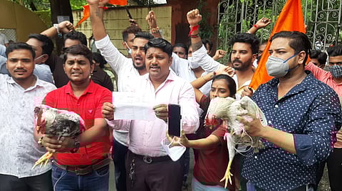 ठाण्याच्या मेंटल हॉस्पिटल बाहेर युवा सेनेच्या वतीने हातात कोंबड्या घेऊन आंदोलन करण्यात आले.