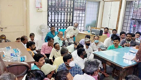 तीन पानी जुगारावर छापा टाकत जयसिंगपूर येथे ४८ जणांवर कारवाई करण्यात आली.