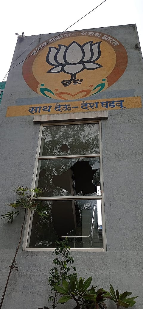 मंगळवारी सकाळी शिवसैनिकांनी भाजपच्या कार्यालयावर हल्ला केला.