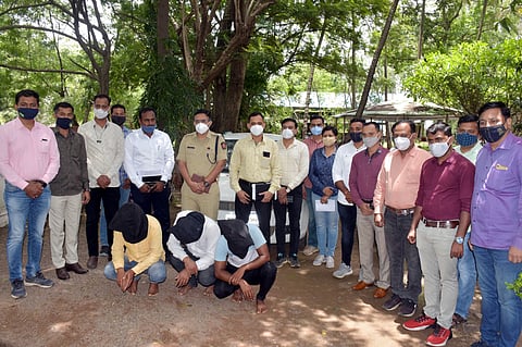 अटक करण्यात आलेले आरोपी व पोलीस अधीक्षक डॉक्टर अभिनव देशमुख व त्यांचे कारवाई करणारे पथक.