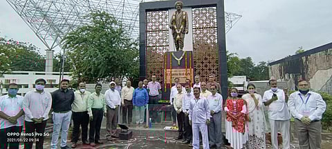 डॉ. विठ्ठलराव विखे पाटील यांच्या पूर्णाकृती पुतळ्यास धीरज कुमार यांच्या हस्ते पुष्पहार अर्पण करण्यात आले.