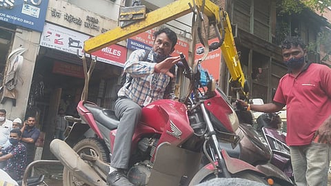 टोईंग व्हॅनने बाईकसह उचललेल्या उमेश वाळेकर यांना मिळाला न्याय