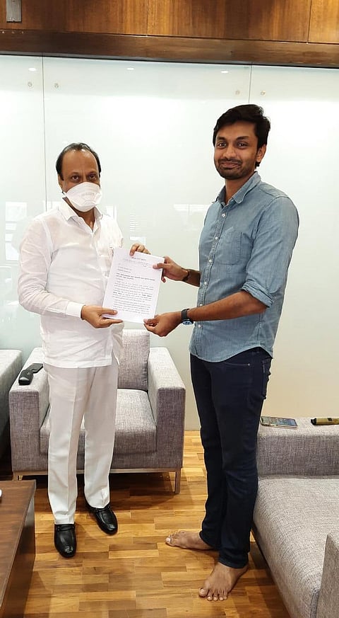 प्रतीक पाटील यांनी
उपमुख्यमंत्री अजित पवार यांच्याकडे मागण्यांचे निवेदन दिले.