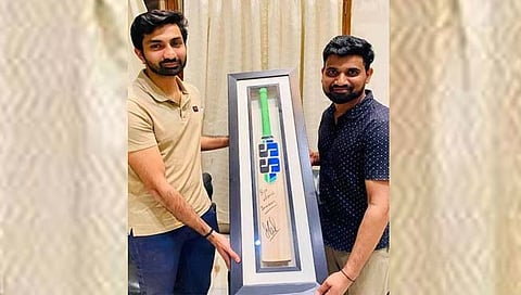 भारतीय क्रिकेट टीमचा माजी कर्णधार महेंद्रसिंग धोनी याची बॅट इस्लामपूरमध्ये क्रिकेट प्रेमींनी आणली आहे.