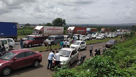 माजी मंत्री विनायक कुलकर्णी यांनी जामीन मिळताच कार्यकर्त्यांनी स्वागतासाठी चक्क महामार्गावर प्रंचंड गर्दी केली.