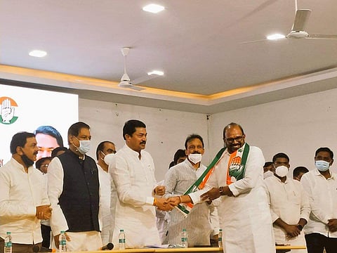 माजी राज्यमंत्री अशोक शिंदे यांचा कार्यकर्त्यांसह काँग्रेसमध्ये प्रवेश