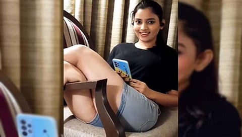 राजेश्वरी खरात खुर्चीवर पाय टाकून म्हणते…