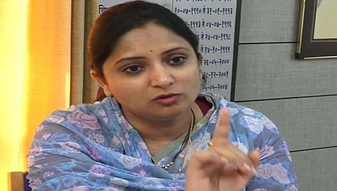 शौमिका महाडिकांनी अधिकाऱ्यांना धरलं धारेवर